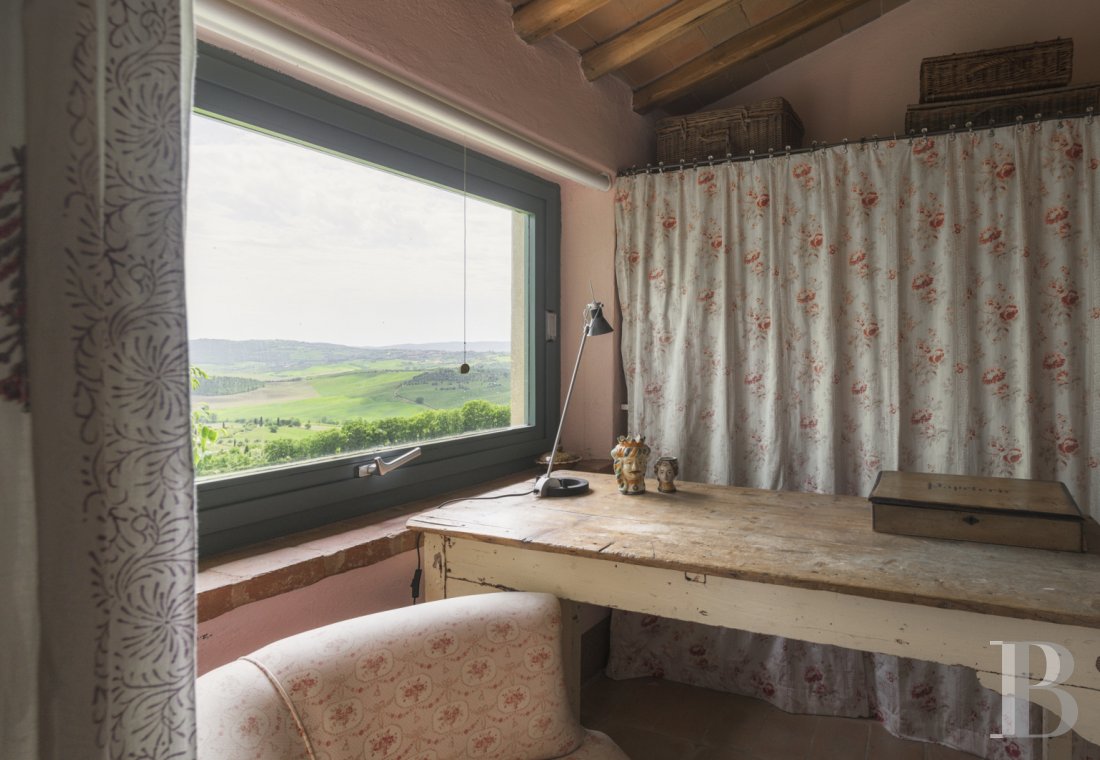 An old olive grove farmhouse restored to its former glory, overlooking the countryside in the Val d'Orcia in Tuscany - photo  n°27